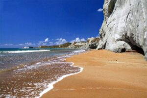 La spiaggia rossa di Xi e il centro di Lixouri